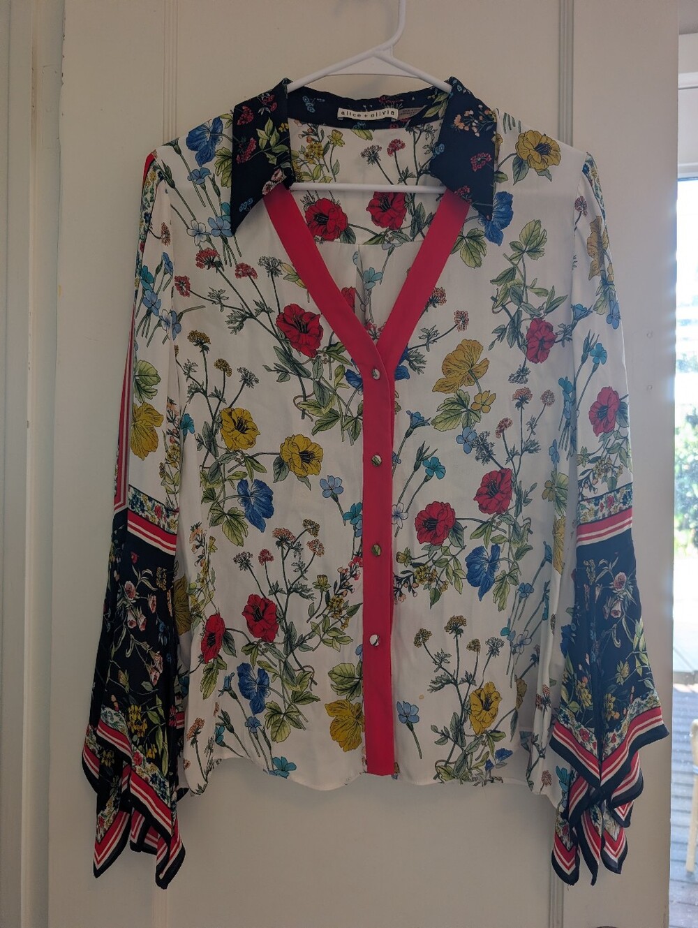 NWOT Alice And Olivia Randa Floral Print Button Down Trumpet Sleeve Blouse Silk - Picture 3 of 6